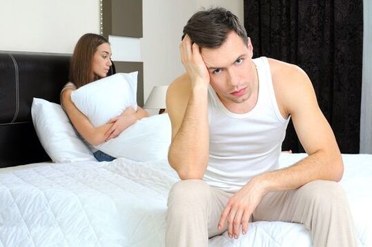الرجل غاضب من الإفرازات المرضية عندما يكون متحمسا