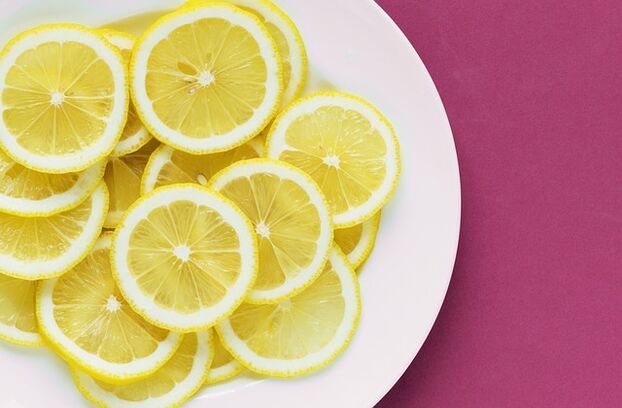 يحتوي الليمون على فيتامين سي ، وهو منبه للفعالية